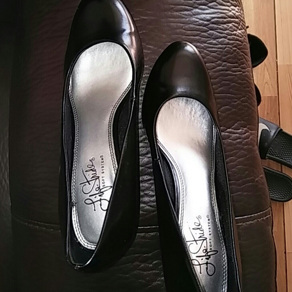 Black pumps